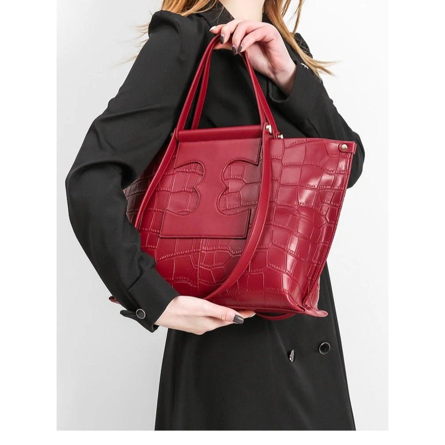 Structured Yet Soft Minimal Leather Day Tote - Thestillmoving.com