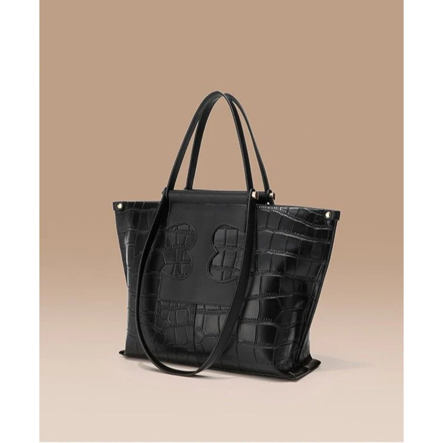 Structured Yet Soft Minimal Leather Day Tote - Thestillmoving.com