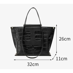 Structured Yet Soft Minimal Leather Day Tote - Thestillmoving.com